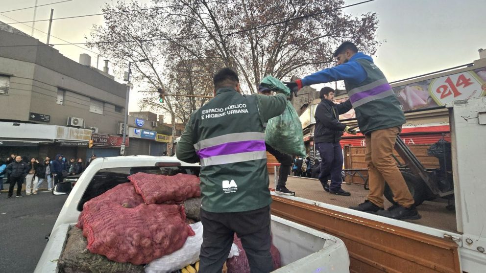 Liniers: desalojan a manteros en un megaoperativo para liberar veredas.