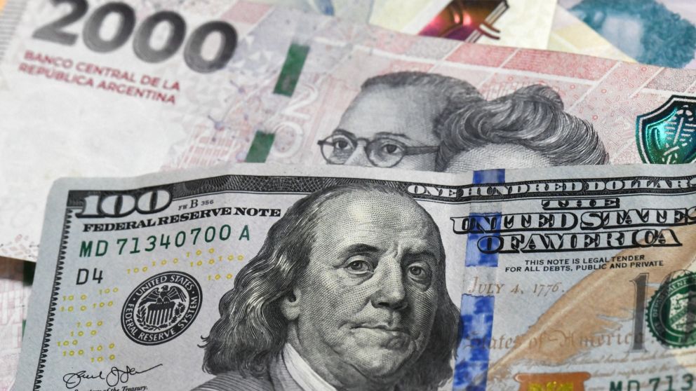 El tipo de cambio oficial en Argentina pasó de 800 a más de 1.100 pesos por dólar entre enero y junio