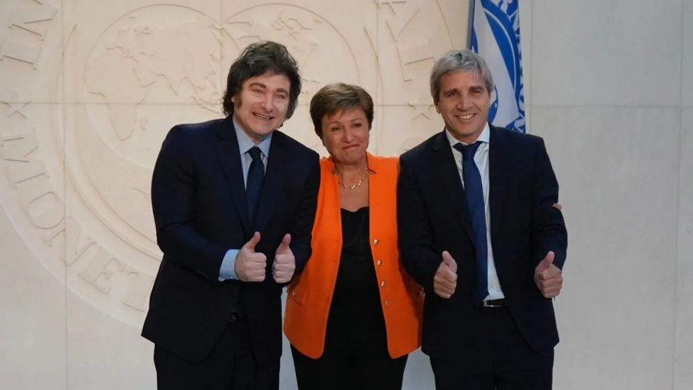 Javier Milei, Kristalina Giorgieva y Luis Caputo posan durante un encuentro