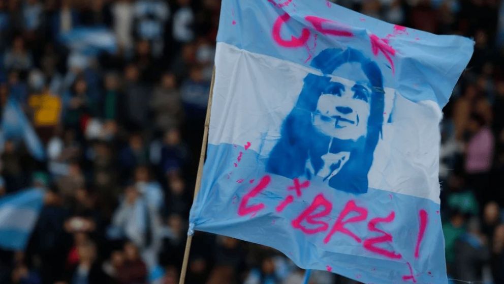 Campaña "Argentina con Cristina": seguidores de la expresidenta convocaron a un festival en Parque Lezama con motivo del Día de la Independencia.