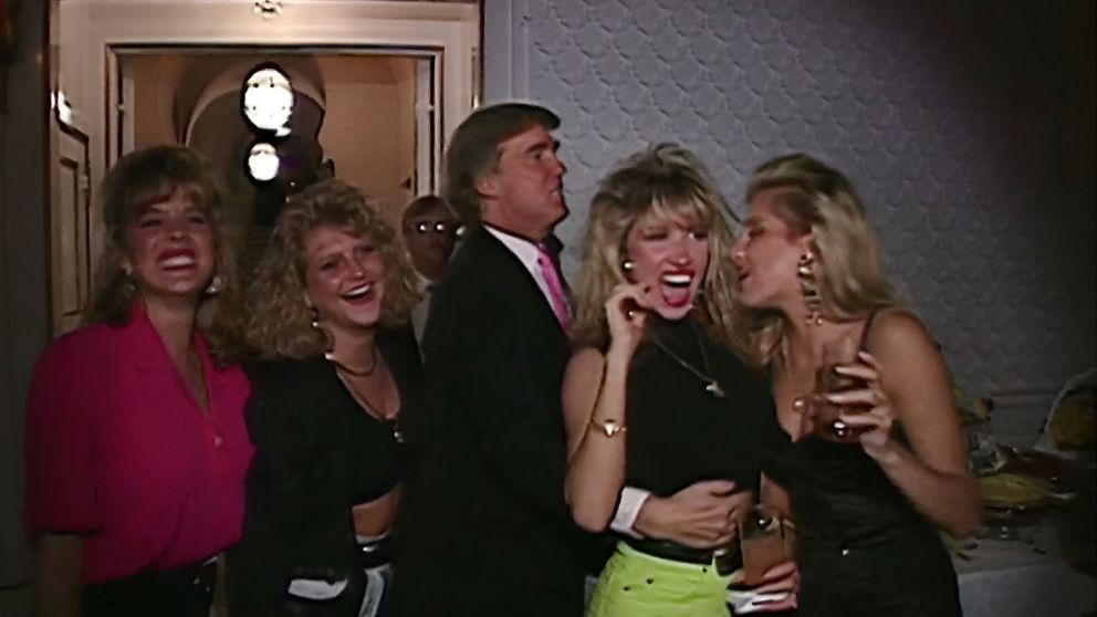 En medio del esc�ndalo se publicaron fotos de una fiesta de 1992 Mar-a-Lago organizada por Trump y con la presencia de Jeffrey Epstein y las animadoras de la NFL