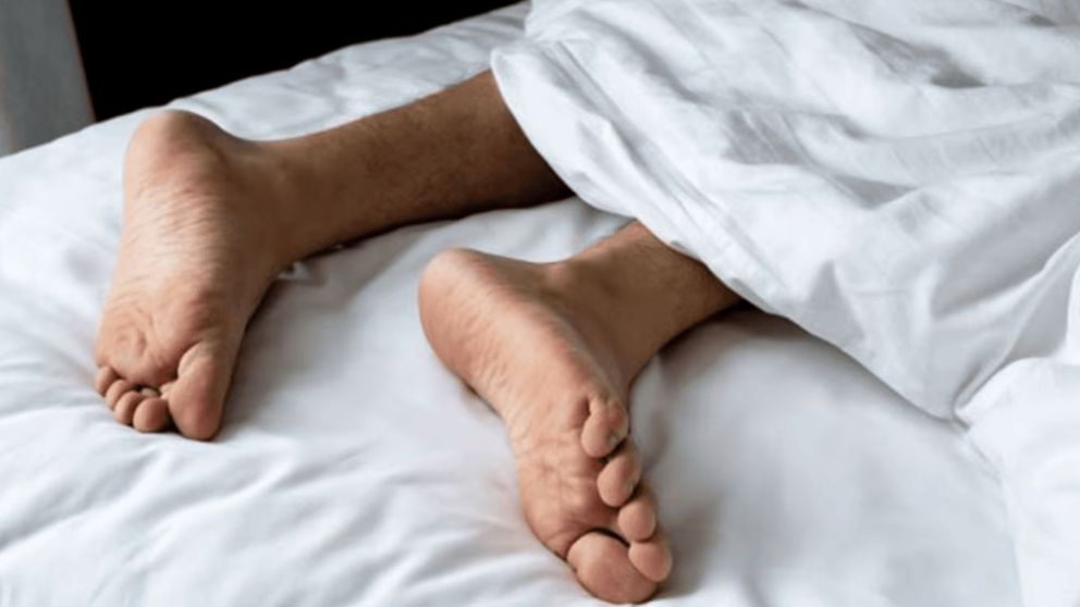 ¿Dormís con medias o descalzo? Este hábito dice mucho sobre tu personalidad, según la psicología