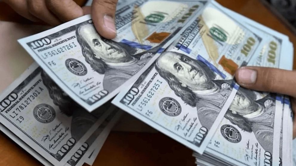 ¿Conviene comprar dólares con el aguinaldo 2025?