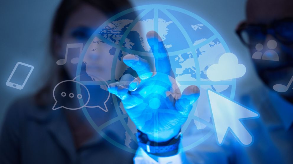 Telecom ofrece formación gratuita en Data Analytics para quienes buscan entrar al mundo digital (Redes Sociales)Business people browsing the web on a screen