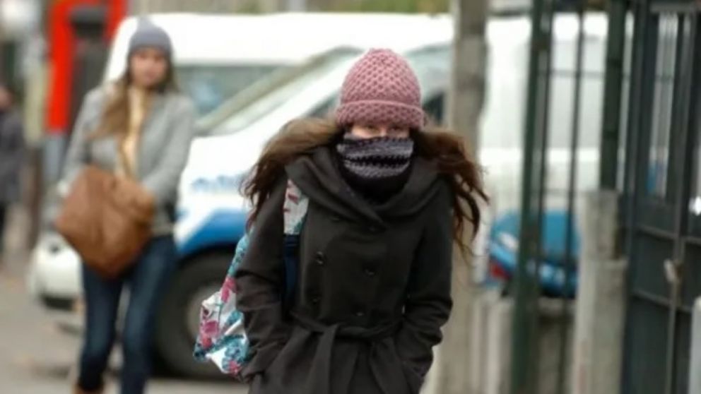 Para cuidarse del frío, es crucial protegerse adecuadamente.