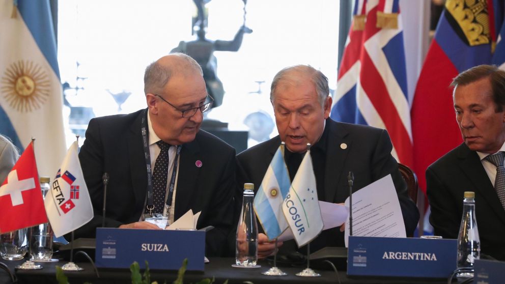 El canciller Gerardo Werthein y el representante suizo, en la reunión