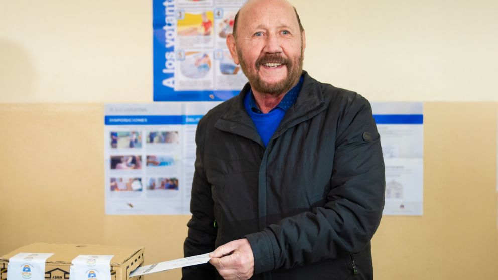Vot� Gildo Insfr�n en una escuela de Laguna Blanca.