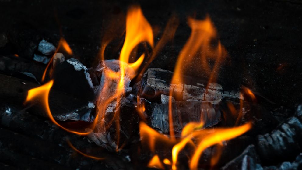 Fuego en las brasas (Freepik)