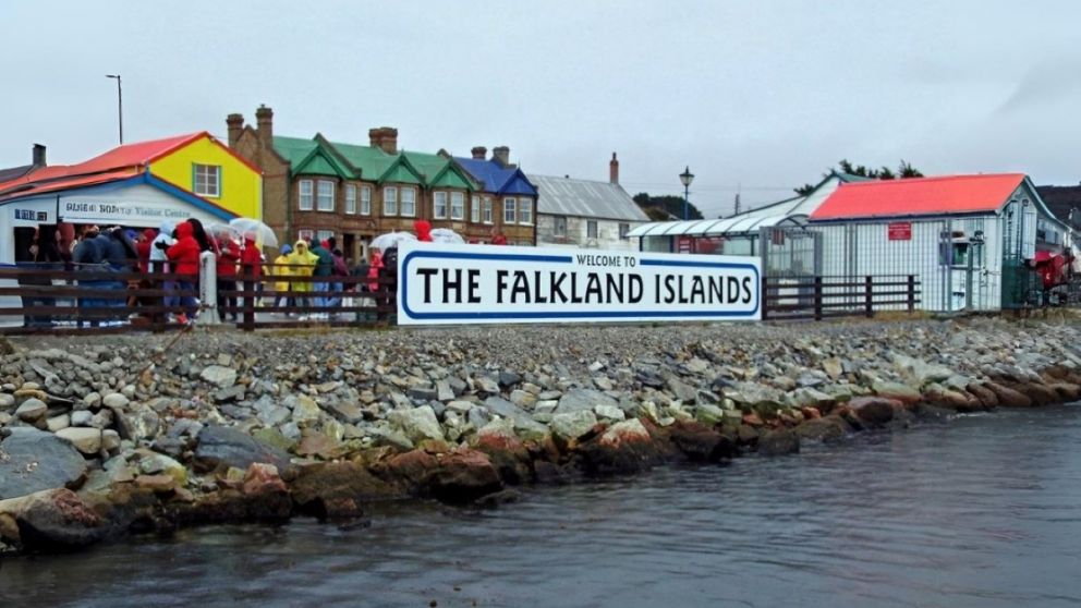 El cartel de bienvenida a las Islas Malvinas en el muelle de Puerto Argentino lleva el nombre impuesto por Inglaterra