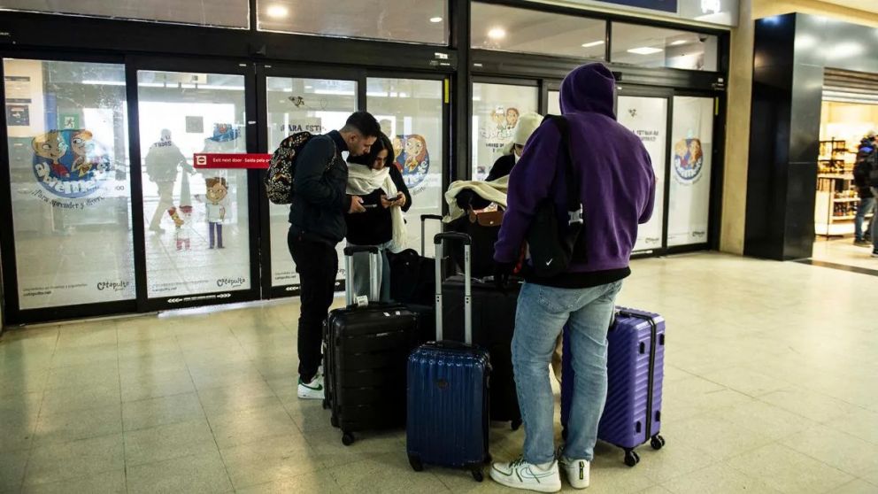 Bajó el ingreso de turistas al país y aumentó la salida de argentinos al exterior