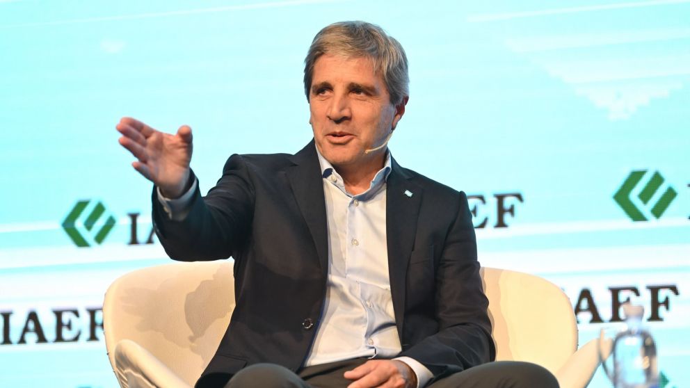 Luis Caputo brindó detalles sobre las nuevas medidas para fomentar el uso de dólares sin declarar.