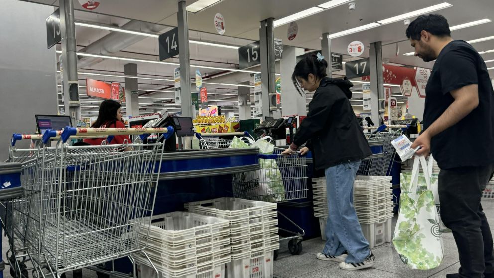 La confianza del consumidor bajó entre los sectores de altos ingresos, pero subió entre los de bajos recursos