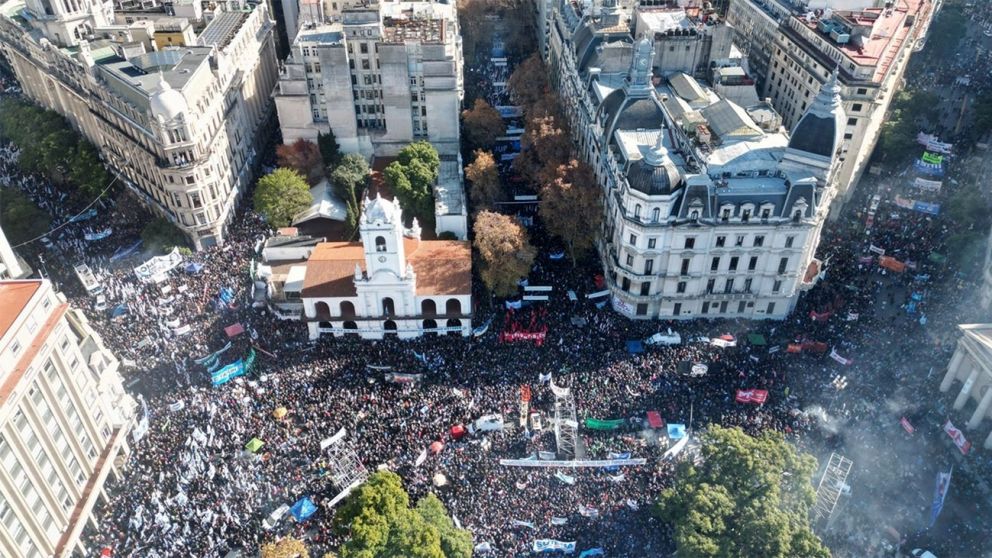 Gremios, movimientos sociales y gente "de a pie" en Plaza de Mayo
