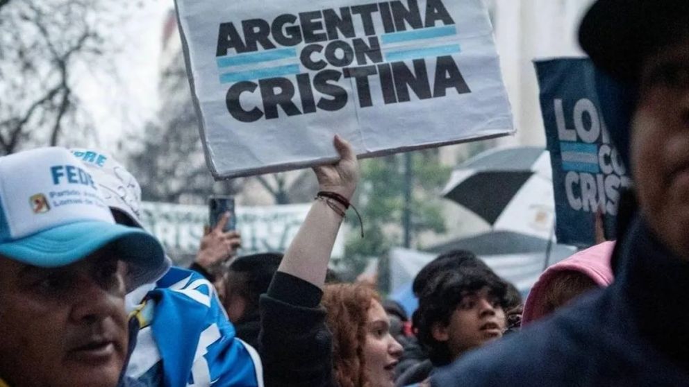 Una multitud colmó la Plaza de Mayo en respaldo de Cristina.