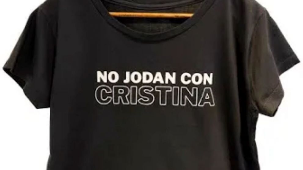 Los seguidores de CFK lanzan remeras para responder a los libertarios que festejan el fallo