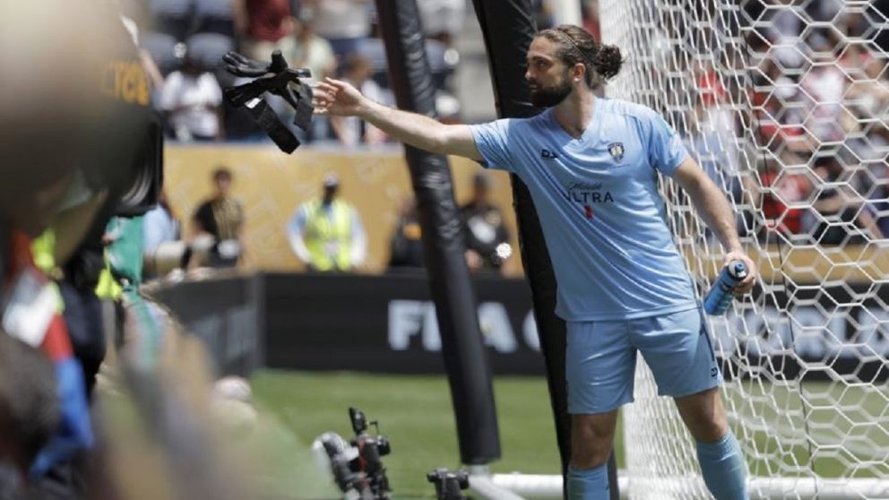Conor Tracey postpartido contra el Bayern Munich