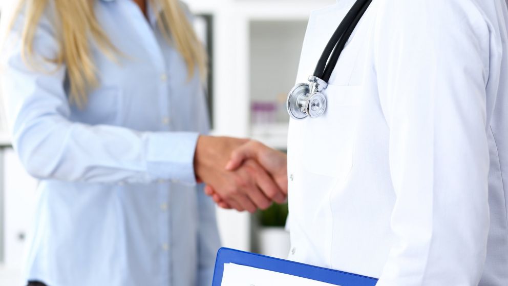 Los médicos formados en Argentina tendrán prioridad en las residencias