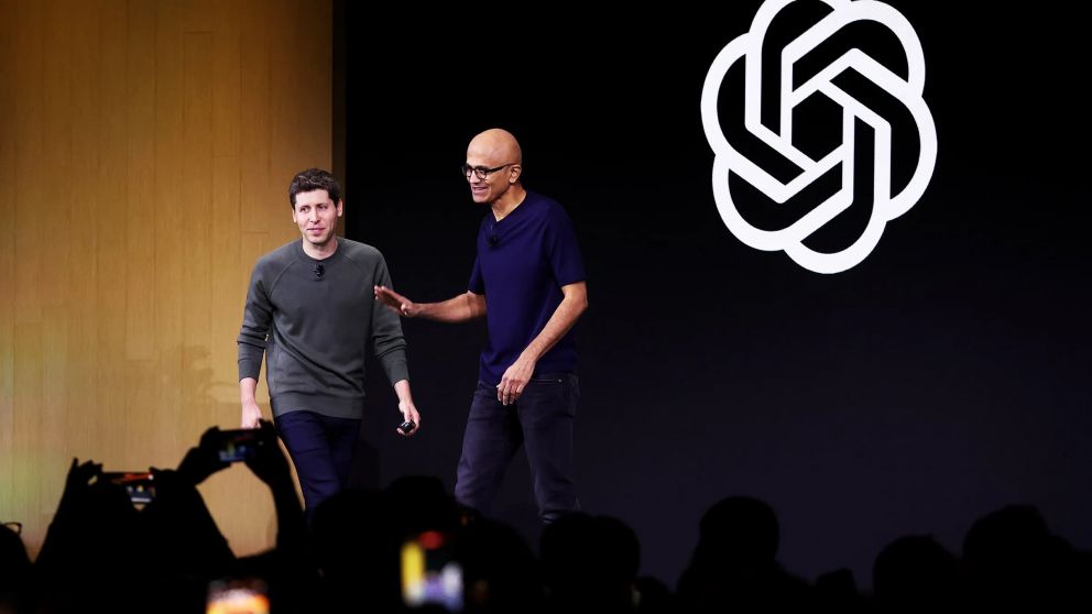 El director ejecutivo de Microsoft, Satya Nadella, saluda al director ejecutivo de OpenAI, Sam Altman durante un evento