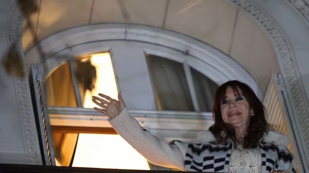 Cristina podría quedar detenida en su departamento de Recoleta