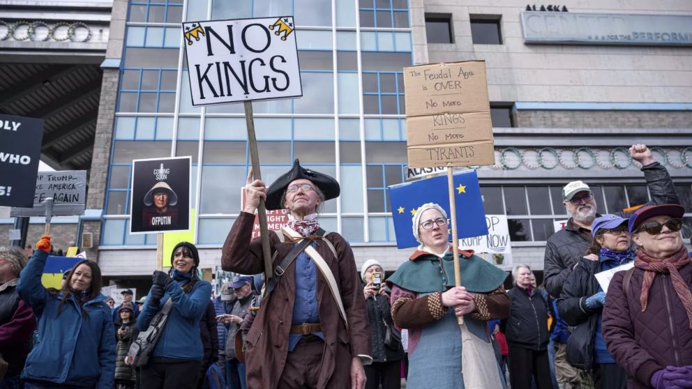 La consigna contra Trump busca marcar distancia con cualquier pretensión monárquica: “No Kings”