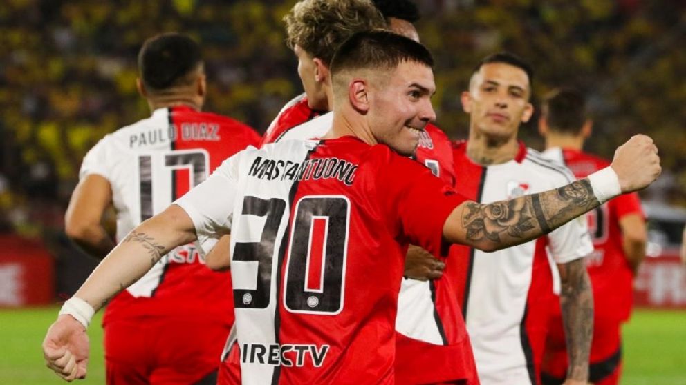 AME6059. GUAYAQUIL (ECUADOR), 08/05/2025.- Franco Mastantuono de River celebra un gol este jueves, durante un partido de la fase de grupos de la Copa Libertadores entre Barcelona y River Plate en el estadio Monumental Banco Pichincha, en Guayaquil (Ecuado
