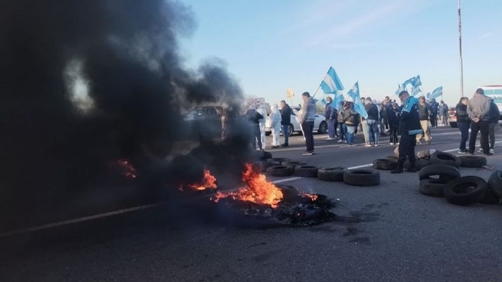 Manifestantes protestan luego de la condena a Cristina Kirchner