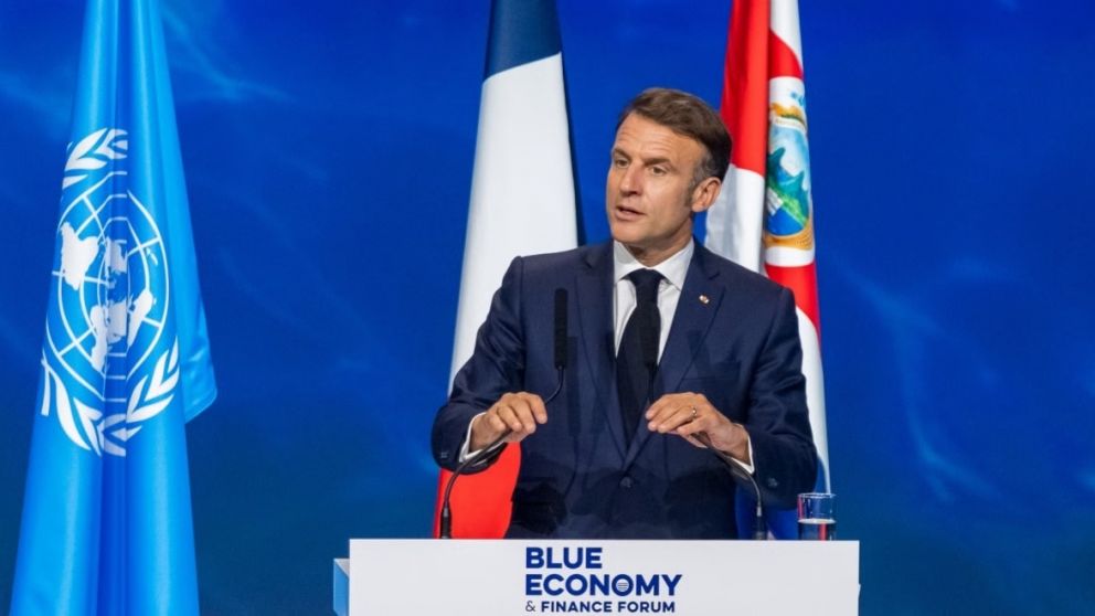 "Las plataformas tienen la capacidad de verificar la edad. Hagámoslo", dijo Macron.