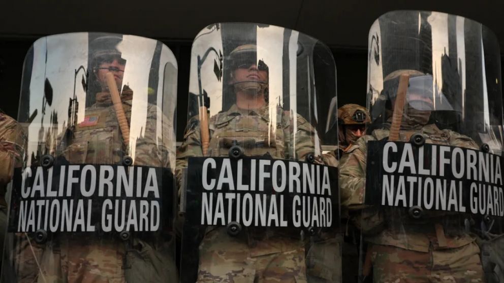 El gobernador de California denunció que “Trump está montando una red militar” en la segunda ciudad más grande del país