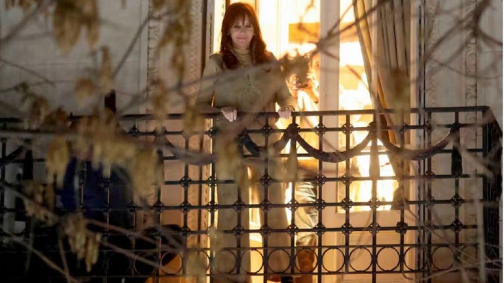 Cristina Kirchner en el balcón de su domicilio, donde puede pedir cumplir prisión