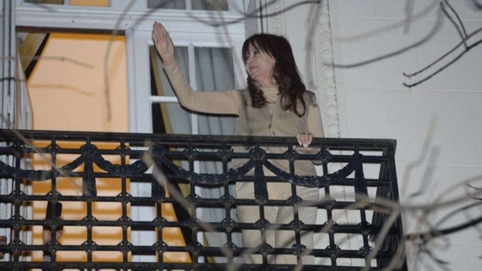 Cristina Kirchner saludó desde el balcón de su casa