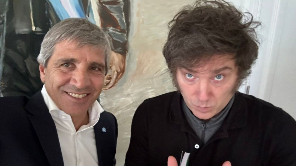 Luis Caputo anunció que en abril el superávit financiero superó los $570.000 millones.