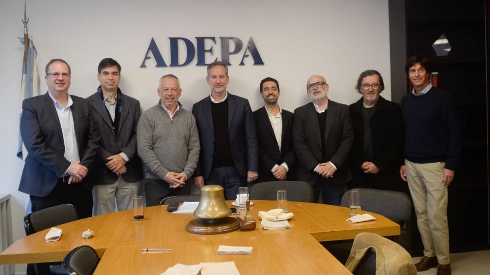 Andr�s D� Alessandro, director ejecutivo de Adepa; Daniel Dessein, presidente de la Comisi�n de Libertad de Prensa de Adepa; Mart�n Etchevers, presidente de Adepa; Eugenio Sosa Mendoza, presidente de ATA; Tom�s V�o, presidente de la Comisi�n de Desarrollo