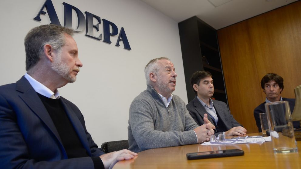 Eugenio Sosa Mendoza, presidente de ATA; Martín Etchevers, presidente de Adepa; Daniel Dessein, presidente de la Comisión de Libertad de Prensa de Adepa; y Matías Detry, director ejecutivo de ATA.