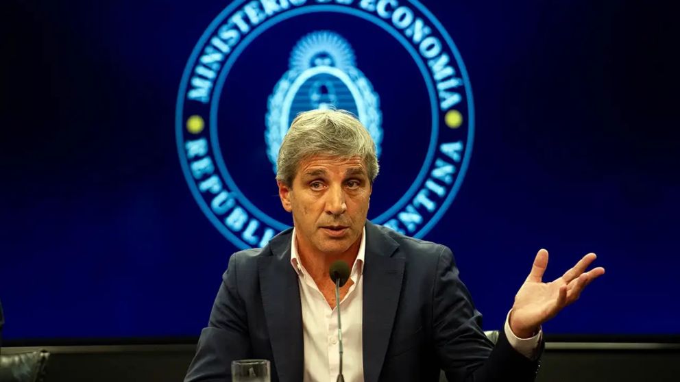 Luis Caputo citicó a los diputados que aprobaron el aumento de jubilaciones y bono