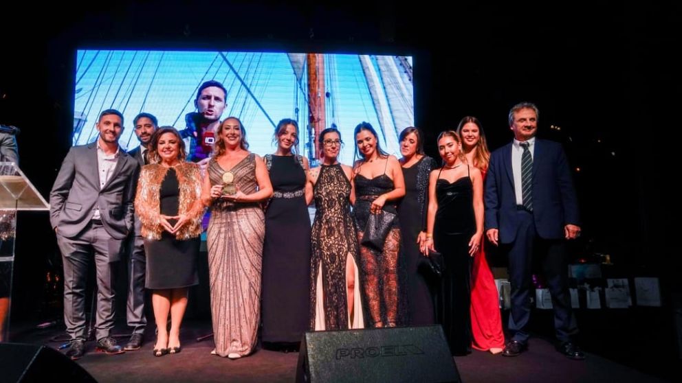 CON EL PREMIO DON MANUEL ÁLVAREZ ARGÜELLESEn el escenario, los periodistas Alejandro Almiron y Ricardo Juan; Dra Claudia Álvarez Argüelles, Presidente y CEO de Álvarez Argüelles Hoteles; Maria Eugenia Perales, Gerente de Gestión Ejecutiva Canal Diez Mar d