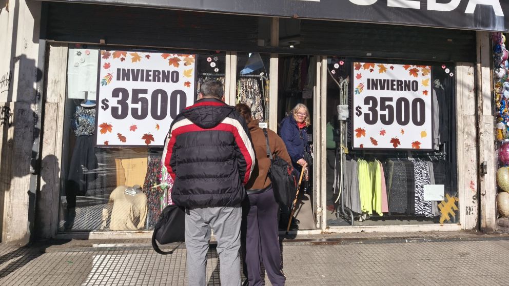 Ropa de mujer todo a $3.500 a una cuadra de la estación de Once