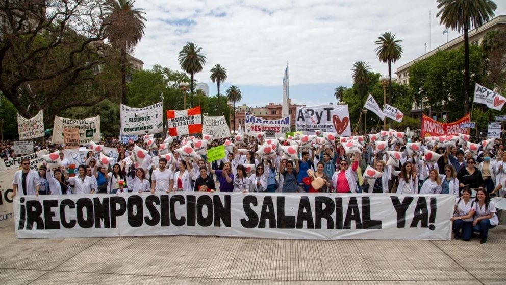 El personal del Garrahan en Plaza de Mayo, una postal de �poca