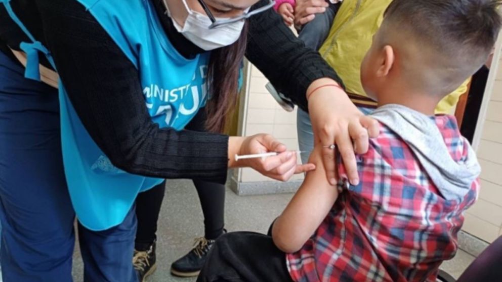 Indican dosis extra de vacuna de sarampión a los contactos de los casos confirmados.