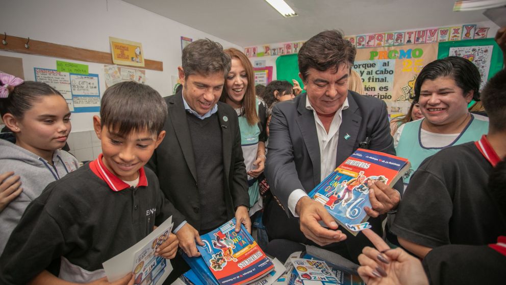 Fernando Espinoza y Axel Kicillof en la Escuela Primaria N�105 de Gonz�lez Cat�n.