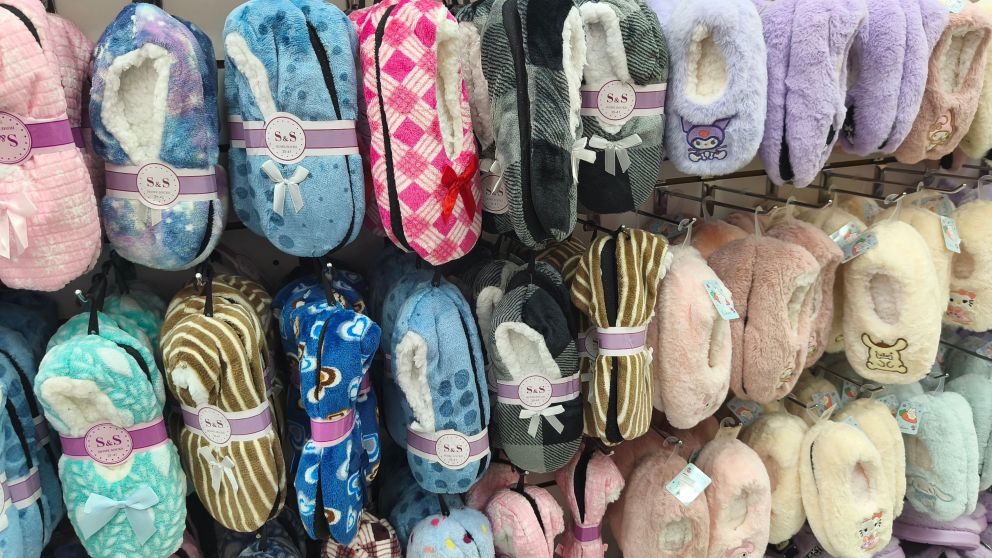 Pantuflas a $4.200 en los nuevos "Todo por $2 chinos modelo 2025"