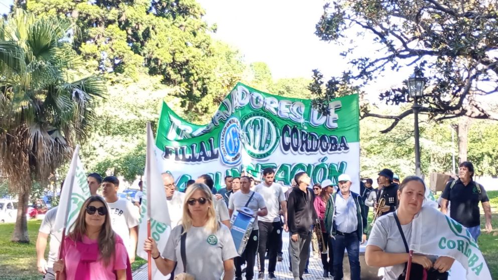 Trabajadoras y trabajadores del gremio alimenticio marcharon por mejoras