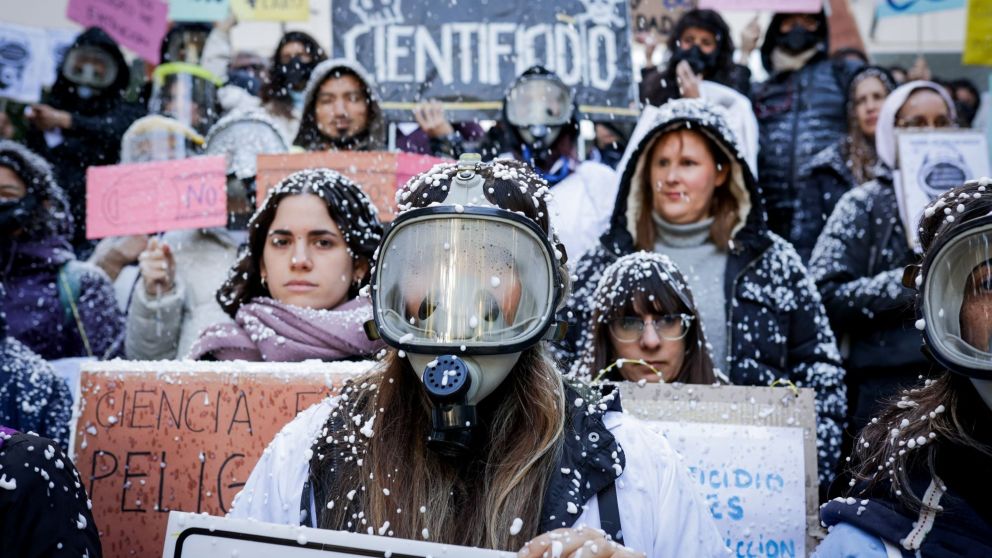 El Eternauta de Oesterheld inspir� a los que fueron a la marcha en defensa del sistema cient�fico nacional