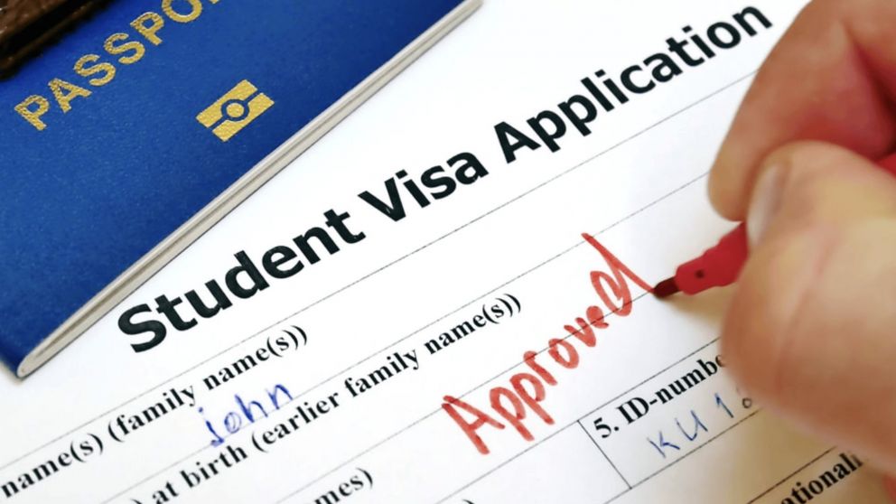 El gobierno de Trump ya lleva "miles" de Visas rebotadas