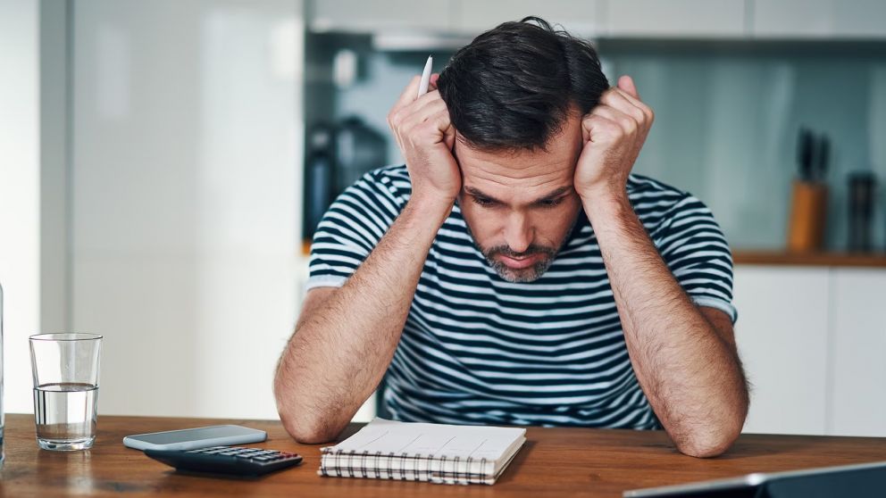 La angustia de no poder pagar las deudas y ser perseguidopor cobradores