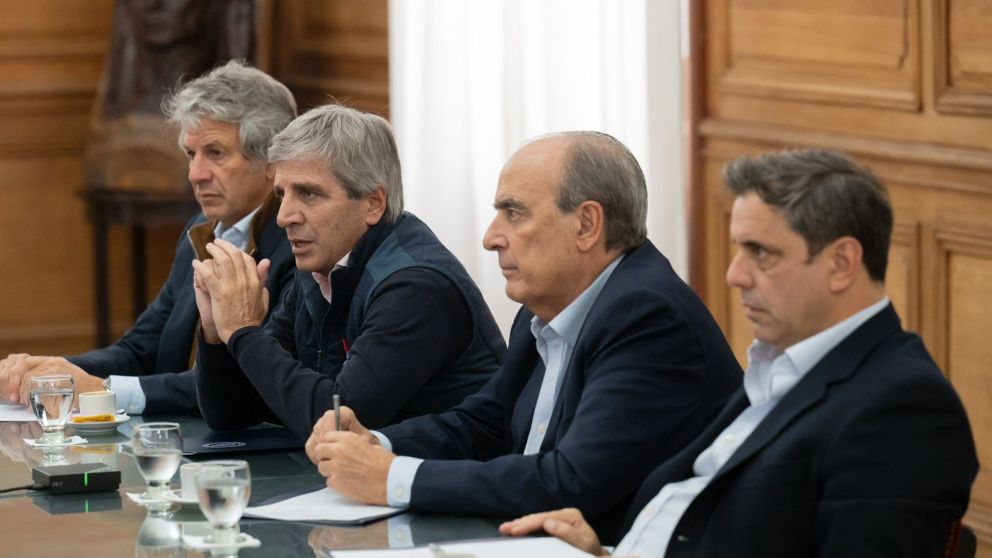Juan Pazo (ARCA); Luis Caputo; Guillermo Francos; y Lisandro Catalán (Interior), en el zoom con gobernadores.