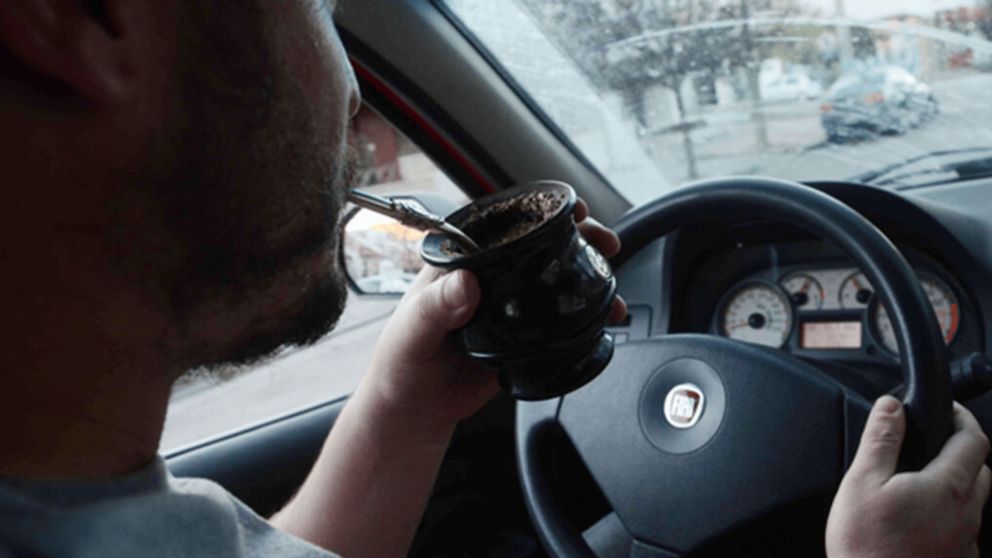 Dos provincias aplicar�n sanciones para quienes conduzcan tomando mate.