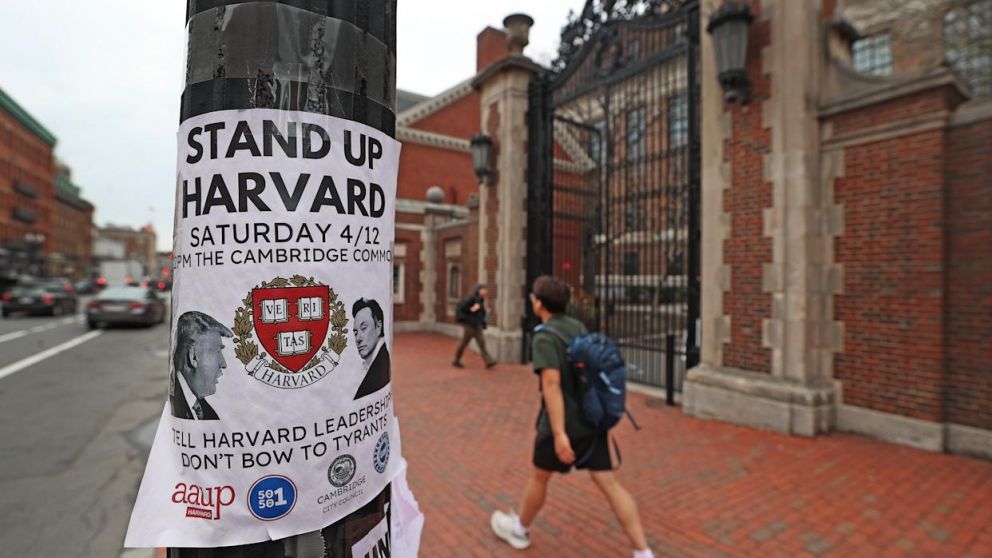 Un cartel reciente de una protesta contra Trump en la Universidad de Harvard