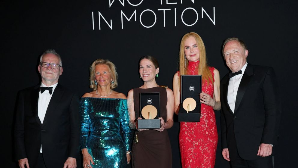 Marianne Brennard y Nicole Kidman con sus premios, rodeadas por las autoridades de Cannes