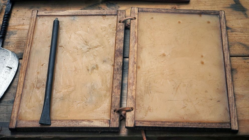 Hacer Tabula rasa implica asumir que hubo algo que debía ser limpiado: no hay tabula rasa sin huellas previas