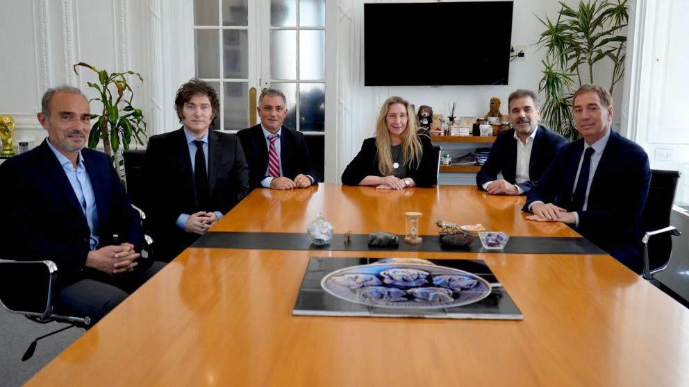 El presidente junto a Karina Milei, Sebastián Pareja, Cristian Ritondo y Diego Santilli.